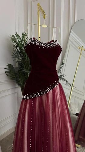 فستان سهرة مخملي بقفازات منفصلة