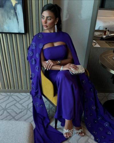 فستان الناعم النيلي بقصات الليزر