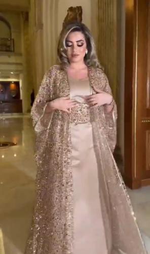 فستان كريب علي تفتة بشال مطرز