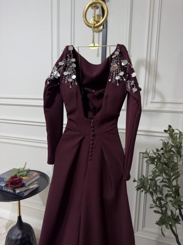 فستان عنابي سهره راقي