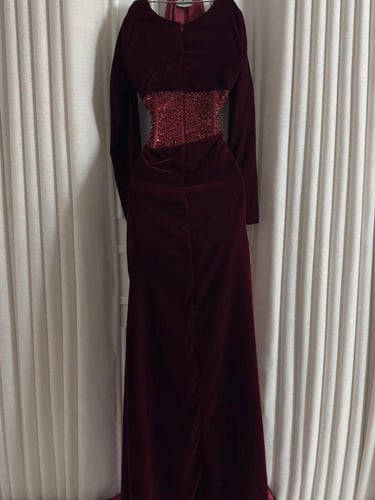 فستان سهرة مخمل عنابي