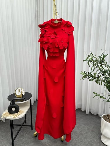 فستان احمر ورد