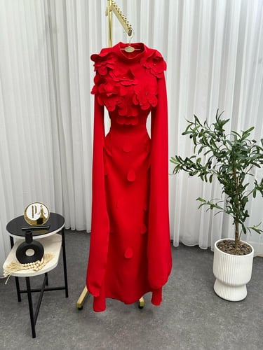 فستان احمر ورد