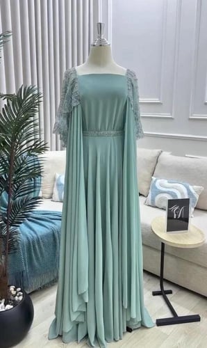 فستان كريب علي تفتة بشال مطرز