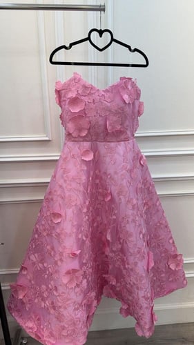 فستان وردي ورد