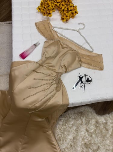 فستان ذهبي مطرز راقي