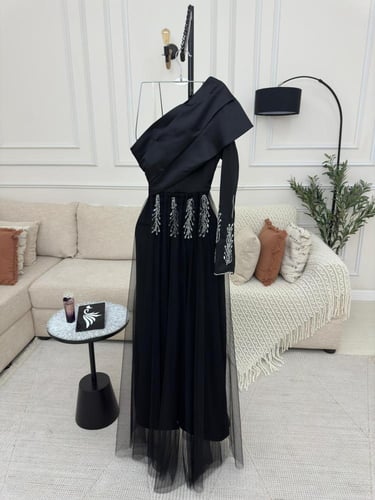 فستان فخم اسود تطريز شك