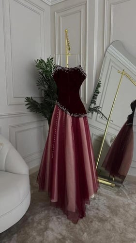 فستان سهرة مخملي بقفازات منفصلة