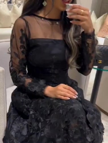 فستان اسود ورد