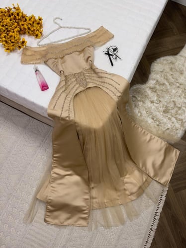 فستان ذهبي مطرز راقي