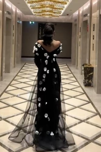 فساتين سارة ورد