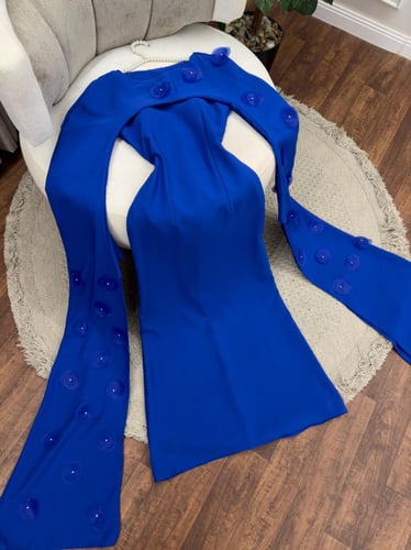 فستان الناعم النيلي بقصات الليزر