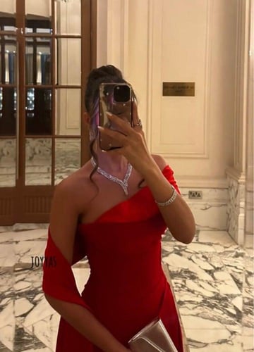 فستان احمر ناعم