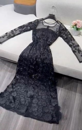 فستان اسود ورد