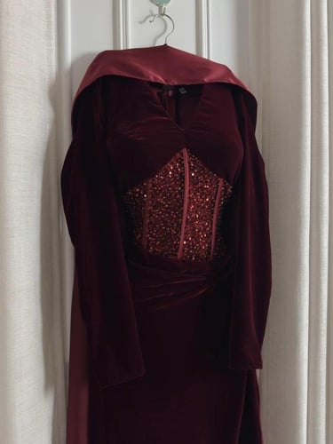 فستان سهرة مخمل عنابي