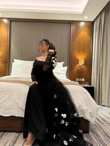 فساتين سارة ورد