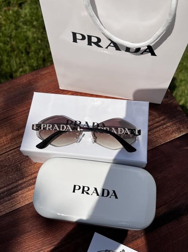 نظارة PRADA إطار أسود- عدسة بني مدرج