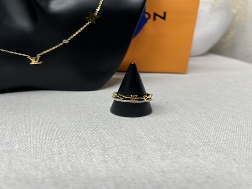 طقم لويس فيتون