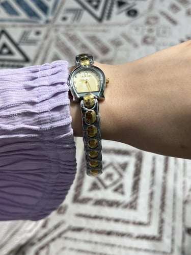 ساعة أقنر نسائي