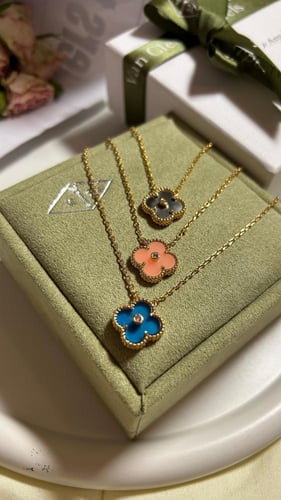 سلسال مع حلق Van cleef ذهبي