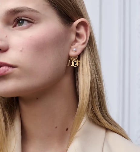 حلق Dior ذهبي حروف