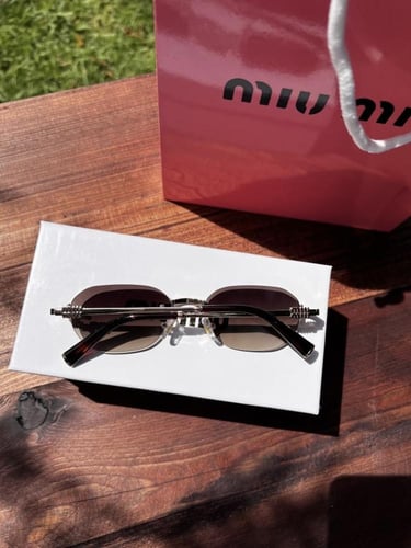 نظارة miu miu إطار ذهبي - عدسة بني مدرج