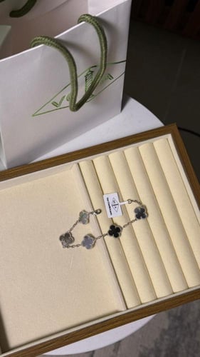 اسوارة van cleef معدن فضي - فيروزي