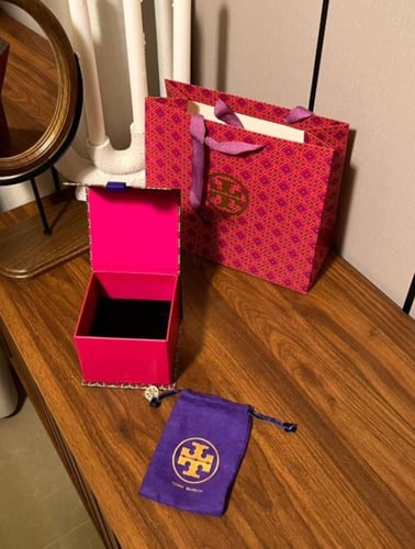 إسوارة TORY BURCH معدن ذهبي بفصوص