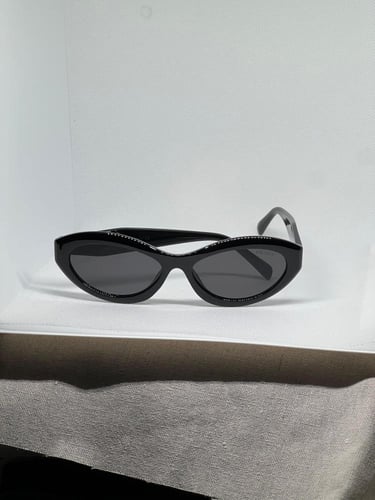 نظارة PRADA المشهورة