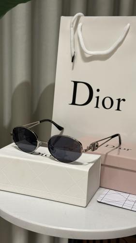 نظارة شمسيه من Dior اطار فضي - عدسة اسود