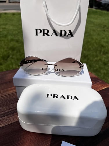 نظارة PRADA إطار أسود- عدسة بني مدرج