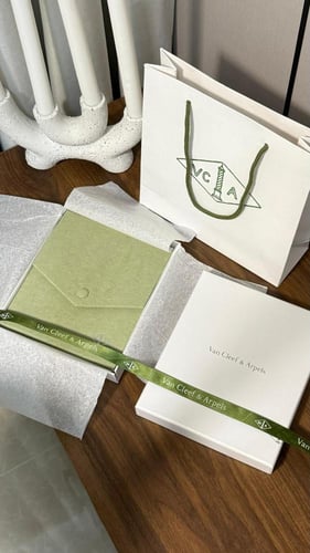 سلسال Van cleef المميز مع حلق