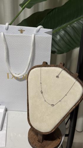 سلسال Dior معدن فضي