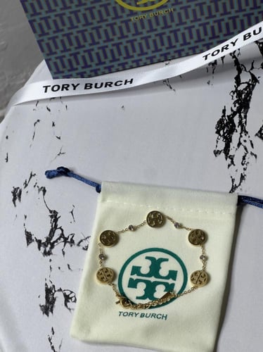 إسوارة TORY BURCH معدن ذهبي بفصوص
