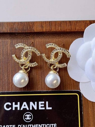 حلق شانيل ذهبي