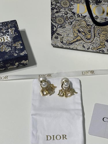 حلق Dior ذهبي حروف