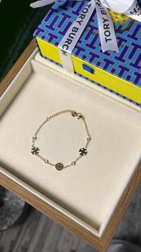 إسوارة TORY BURCH معدن ذهبي بفصوص