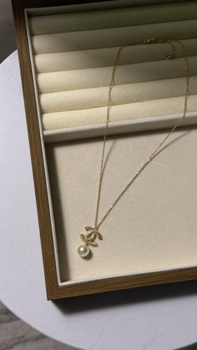 سلسال CHANEL ( فضي - ذهبي ) بلؤلؤ