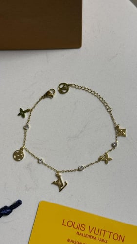 اسوارة LOUIS VUITTON ذهبي
