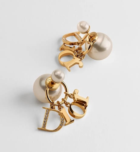 حلق Dior ذهبي حروف