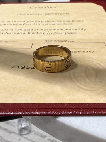 خاتم cartier ذهبي بفصوص