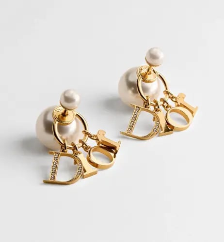 حلق Dior ذهبي حروف