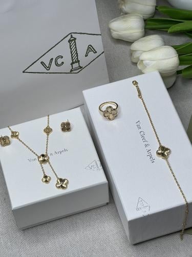 طقم van cleef ذهبي