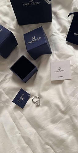 خاتم سوارفيسكي -فص فضي