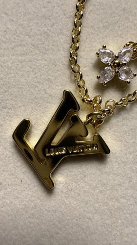 سلسال LOUIS VUITTON ذهبي