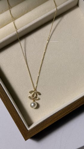 سلسال CHANEL ( فضي - ذهبي ) بلؤلؤ