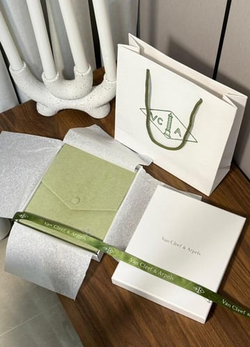 سلسال Van cleef المميز ذهبي - لؤلؤي