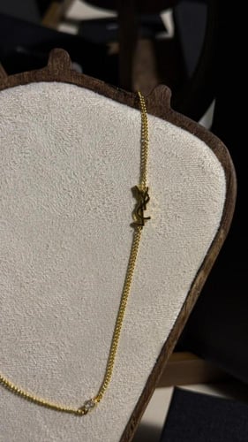 سلسال مع حلق سان لوران فضي