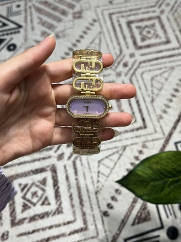 ساعة فندي نسائي