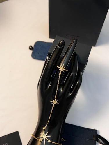 أسوار كف يد مع خاتم apm ذهبي